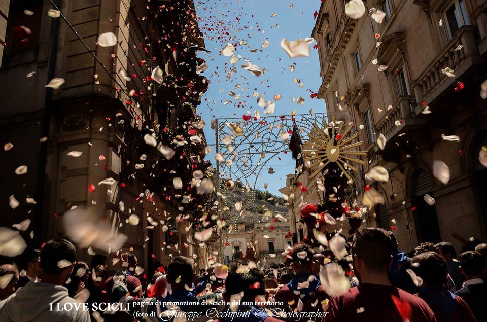 Pasqua a Scicli. Il Gioia . Pioggia di petali sulla Pasqua di Scicli