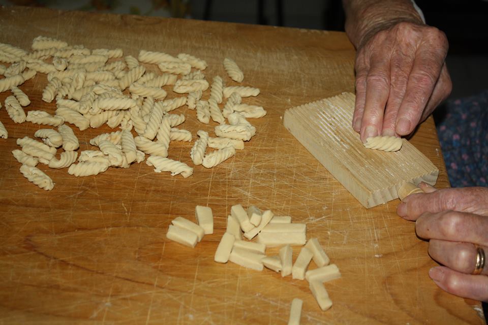 Preparazione della pasta dei Cuddureddi