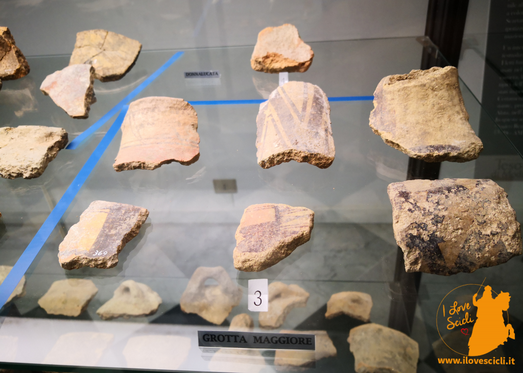 Frammenti ceramici provenienti dalla Grotta Maggiore databili tra il 2200-1450 a.C. (Bronzo antico). Museo F. Belgiorno, Modica