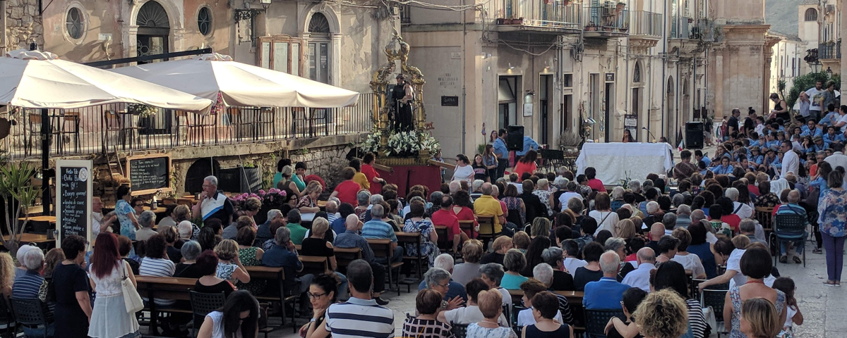 Festa a Scicli, messa in piazza Scicli. via Francesco Mormina Penna.