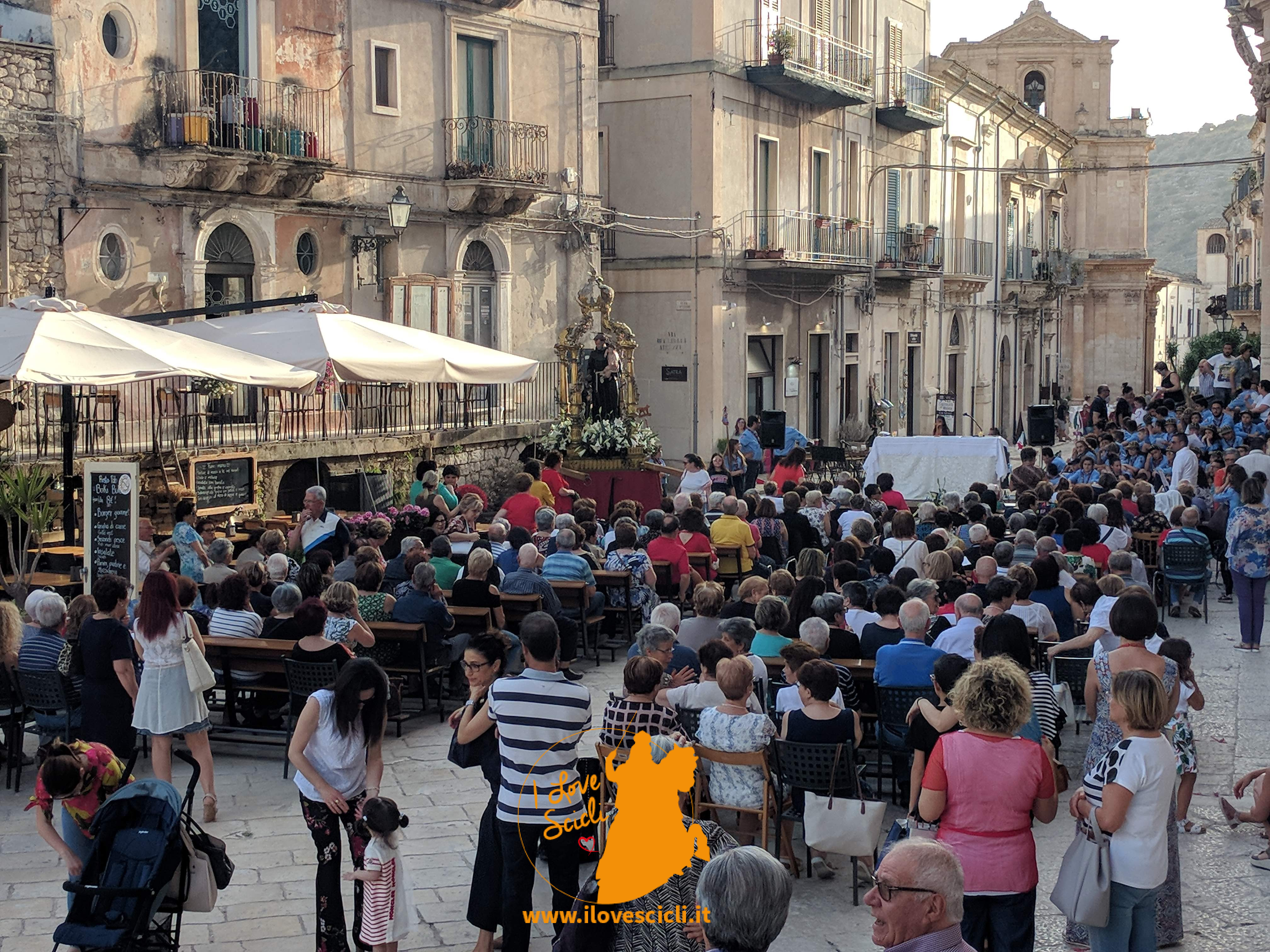 Festa a Scicli, messa in piazza Scicli. via Francesco Mormina Penna.