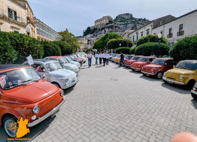 Raduno Fiat 500 in piazza Italia a Scicli